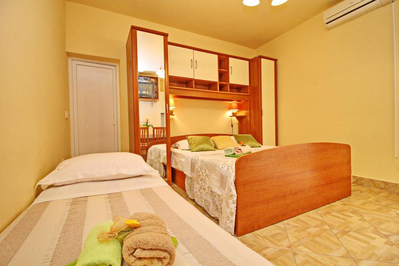 Apartments Sea Line Prigradica Bagian luar foto
